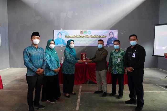 DINILAI: Pengurus Kecamatan Kuranji foto bersama aparat Desa Mustika. Desa ini dipilih mewakili kabupaten ikut lomba desa tingkat provinsi.