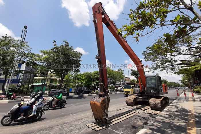 PARKIR: Ekskavator yang diturunkan untuk mengeruk endapan sungai di Jalan Ahmad Yani.| Foto: Wahyu Ramadhan/Radar Banjarmasin