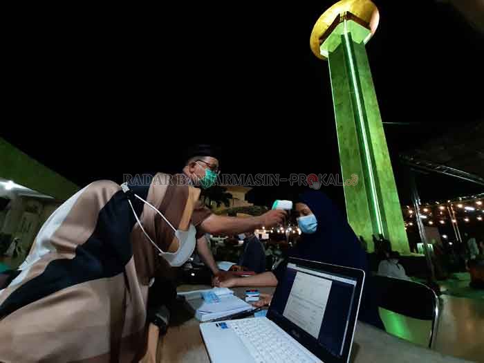 SCREENING: Vaksinasi COVID-19 di Masjid Raya Sabilal Muhtadin, beberapa waktu lalu. | Foto: Doc/Radar Banjarmasin