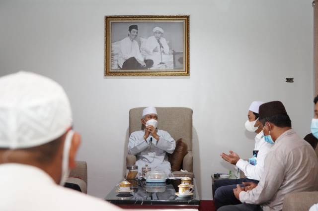 BERDOA: GM PLN UIW Kalselteng Tonny Bellamy menemui KH Muhammad Wildan Salman atau yang akrab disapa Guru Wildan dalam rangka silaturahmi dan HLN 2021. | Foto: PLN For Radar Banjarmasin.