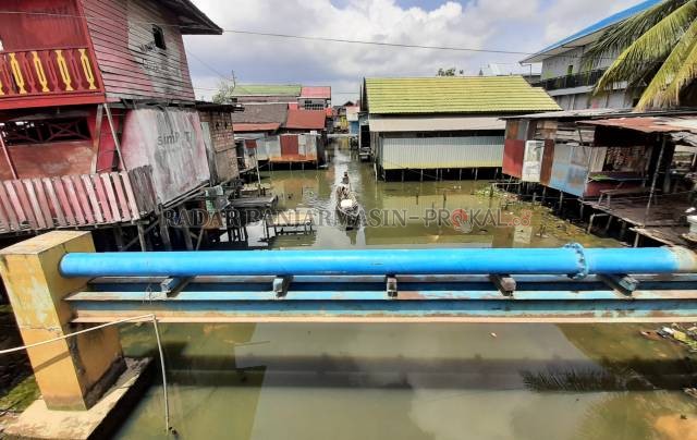 MENYEMPIT: Sungai Pengambangan yang dulunya memiliki lebar 21 meter, sekarang hanya tersisa empat meter saja. | FOTO: WAHYU RAMADHAN/RADAR BANJARMASIN
