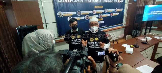 PANITIA: Ketua panitia pelaksana, Rezky Noor Handy dan inisiator Prof Ersis Warmansyah dalam konferensi pers kemarin (27/10). | FOTO: ENDANG SYARIFUDDIN/RADAR BANJARMASIN