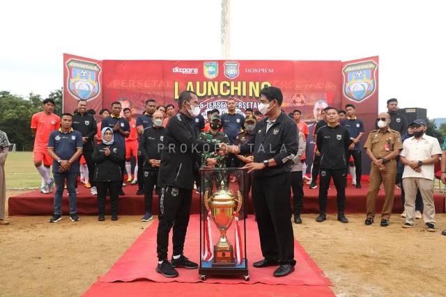 LAUNCHING : Foto bersama Bupati Tala HM Sukamta setelah meluncurkan jersey Persetala terbaru