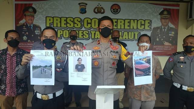 BERHASIL : Wakapolres Tala Kompol Wahyu Ismoyo Jayawardana didampingi Kasat Lantas Polres Tala AKP Taufiq Qurahman memperlihatkan foto pelaku tabrak lari, barang bukti dan tempat kejadian pada press conference di Mapolres Tala, Jum