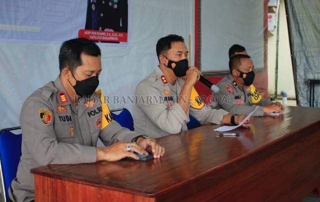 PENJELASAN: Kapolres Banjarbaru, AKBP Nur Khamid (tengah) memberikan keterangan resminya terkait perkelahian berdarah di SPBU Simpang Empat LIK Liang Anggang Banjarbaru yang memakan satu korban jiwa. | Foto: Muhammad Rifani/Radar Banjarmasin