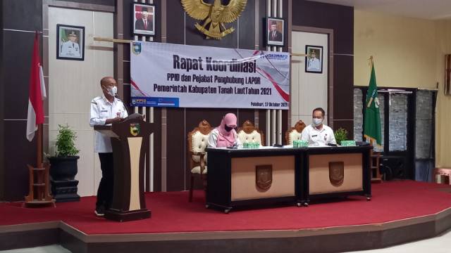 CEPAT: Sekretaris Daerah Tala H Dahnial Kifli saat membacakan sambutan Bupati Tala HM Sukamta pada rapat koordinasi PPID dan pejabat penghubung LAPOR.