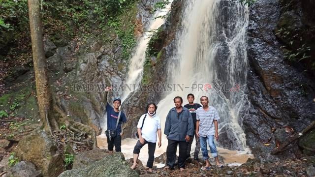 RAMAI LAGI: Suasana Air Terjun Lano di Desa Lano, Kecamatan Karo, Kabupaten Tabalong, Kamis (28/10). Sempat tutup karena pandemi, kini ramai lagi. | FOTO: SUTRISNO/RADAR BANJARMASIN