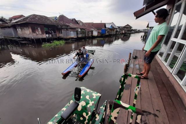 SUNGAI KELAYAN: Ada tiga unit sepeda air yang disewakan Abdussalam. Tarifnya murah meriah, Rp10 ribu per jam. | FOTO: WAHYU RAMADHAN/RADAR BANJARMASIN