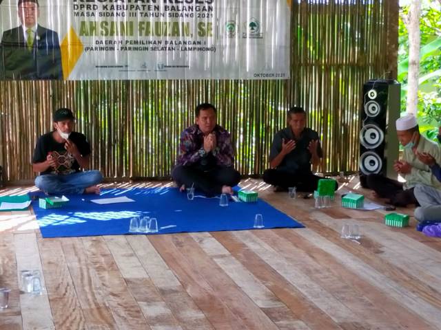 SERAP ASPIRASI : Ketua DPRD Balangan, Ahsani Fauzan (tengah) saat berdiskusi dengan warga. | FOTO: HUMAS FOR RADAR BANJARMASIN.
