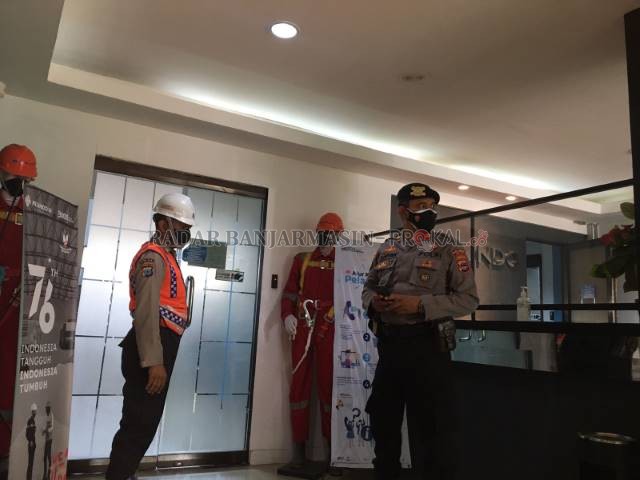 TERTUTUP: Mediasi dilakukan di ruangan PT Pelindo. Sayangnya pertemuan sopir dan buruh dengan pemangku kebijakan berjalan tertutup. | Foto: Muhammad Oscar Fraby/Radar Banjarmasin