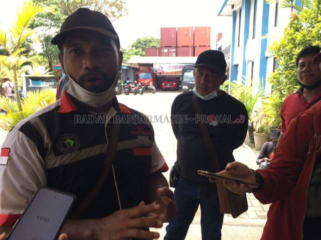 MENGELUH: Perwakilan Sopir, Slamet Hariono menyampaikan harga jual BBM jenis solar dijual SPBU di atas harga normal. | Foto: Muhammad Oscar Fraby/Radar Banjarmasin