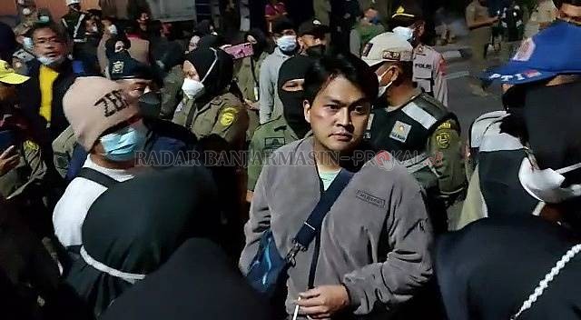 GADUH: Ferdi dengan baret merah di pipinya. Pria ini melaporkan pemukulan atas dirinya yang terjadi saat pembongkaran baliho bando di Jalan Ahmad Yani.