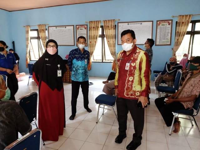 ANTUSIAS: Kadiskominfo Tanbu Ardiansyah (memakai rompi) meninjau proses vaksinasi di Desa Kertabuana, Kecamatan Sungai Loban.