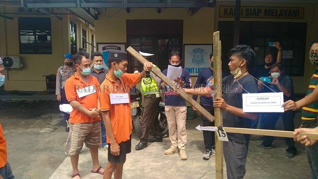 REKA ULANG: Pelaku diserang korban dengan balok kayu. Tapi duel itu tak seimbang dan korban pun tewas. | FOTO: MAULANA/RADAR BANJARMASIN