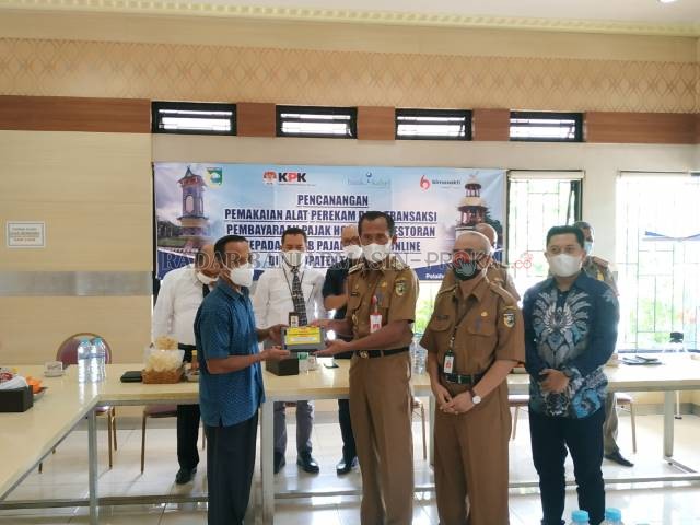 RESMIKAN: Bupati Tala HM Sukamta menyerahkan alat perekam data transaksi kepada pengelola RM Lisa