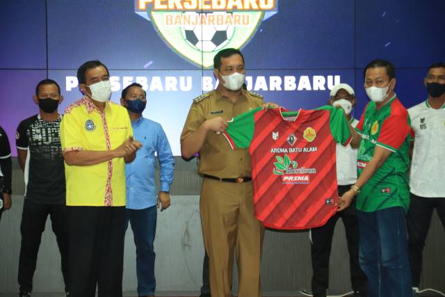 PERSEBARU: Wali Kota Banjarbaru HM Aditya Mufti Ariffin SH MH, beserta Wakil Wali Kota Banjarbaru Wartono SE saat menghadiri launching klub sepak bola Persebaru Banjarbaru di Aula Gawi Pemerintah Kota Banjarbaru, Selasa (2/11) tadi.
