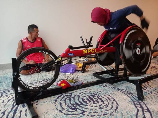 DEMI PRESTASI: Tim BKR Kalsel melakukan latihan indoor dengan alat modifikasi hasil kreasi sang pelatih, Hamni Abdullah.