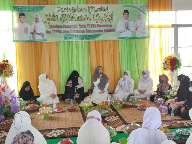 ANTUSIAS: Suasana perayaan Maulid Nabi Muhammad SAW yang digelar PKK Batulicin, Selasa (2/11) tadi.