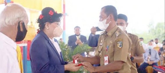 KEBERSAMAAN: Bupati Tala HM Sukamta memberikan cendera mata kepada pendeta yang telah mengabdikan diri selama 40 tahun.