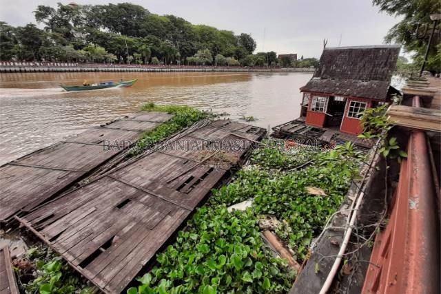 TERBENGKALAI: Sejak Siring Pierre Tendean ditutup karena pandemi, fasilitas seperti rumah lanting dan rakit mengalami kerusakan. | FOTO: WAHYU RAMADHAN/RADAR BANJARMASIN