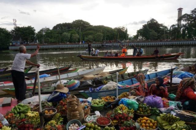 WISATA ANDALAN: Pasar Terapung di Siring Pierre Tendean, Sungai Martapura. Foto diambil sebelum pandemi COVID-19 melanda Banjarmasin.