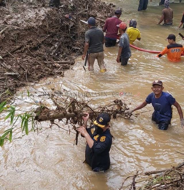ANTISIPASI: Warga bergotong-royong membersihkan sungai di Hulu Sungai Tengah untuk mengantisipasi banjir besar seperti awal tahun lalu.