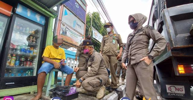 MASIH PELAJAR: Petugas Satpol PP Banjarbaru mendapati penjaja alkohol murni 95 persen masih berstatus anak-anak di bawah umur berusia 12 tahun. | Foto: Satpol PP Banjarbaru for Radar Banjarmasin