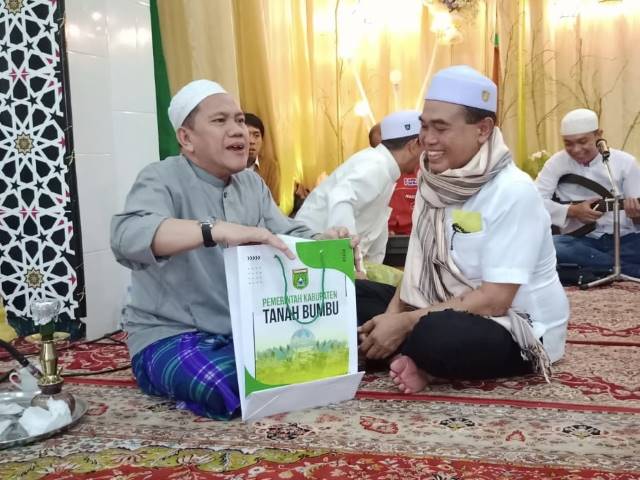 ISTIMEWA: Bupati Tanbu HM Zairullah Azhar saat berjumpa dengan Guru Udin di Samarinda, belum lama tadi.