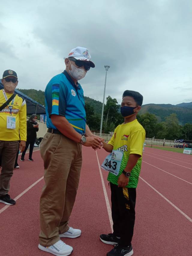 PEMANTIK SEMANGAT: Bonus spontan berupa saweran dari Kadispora Kalsel, H Hermansyah membuat Ansyari makin berambisi menyapu bersih medali emas di nomor pertandingan yang diikutinya. Ansyari sudah mengoleksi dua medali emas di Peparnas XVI 2021 Papua.