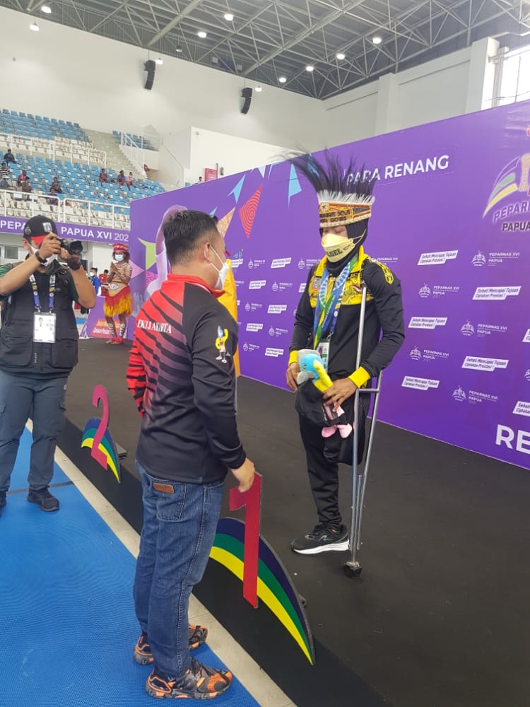 NAIK PODIUM: Noorlatifah, paralimpian renang NPC Kalsel menyabet satu medali emas dan satu medali perak. Di hari pertama pertandingan cabor renang Peparnas XVI 2021 Papua, tim renang NPC Kalsel borong tiga medali emas, satu medali perak, dan tiga medali p