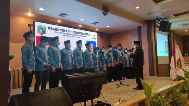 BERDIRI: Pelantikan enam kepengurusan KORMI kabupaten/kota yang berlangsung di Hotel Aria Barito Banjarmasin, Sabtu (6/11) lalu.