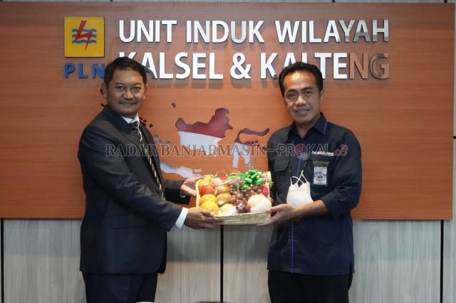 KEJUTAN: Dirut Radar Banjarmasin H Suriansyah Achmad memberikan parsel buah kepada GM PLN Kalselteng Tonny Bellamy. | FOTO: RAHMAT/RADAR BANJARMASIN