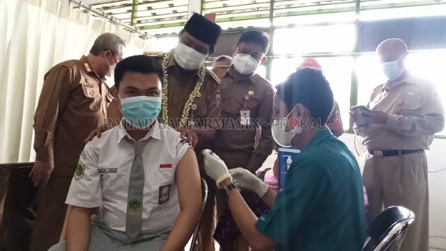 BERI MOTIVASI: Gubernur Kalimantan Selatan Sahbirin Noor saat meninjau vaksinasi di SMAN 2 Banjarbaru, kemarin. Siswa-siswa harus divaksin sebagai syarat pembukaan sekolah.