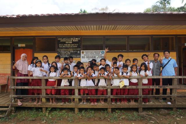 JARAK BUKAN PENGHALANG: Para siswa berfoto bersama para guru-guru Sekolah Gus Dur. Sekolah ini terletak di ujung pedalaman Meratus.