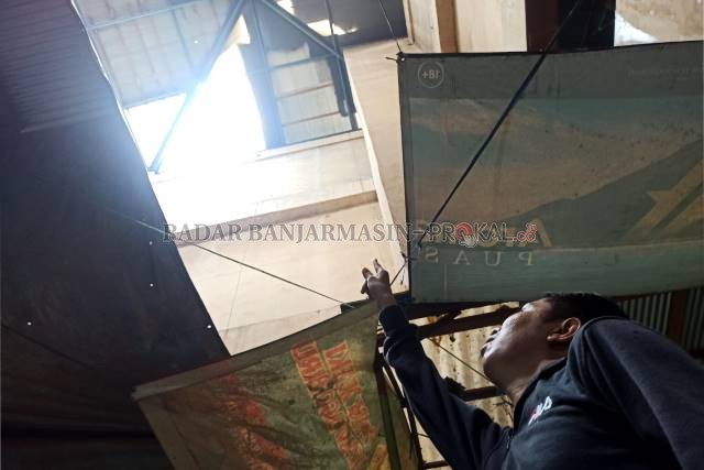 JEBOL: Beginilah kondisi atap Pasar Sentra Antasari. Bolong besar, air hujan hanya ditahan dengan terpal. | FOTO: WAHYU RAMADHAN/RADAR BANJARMASIN