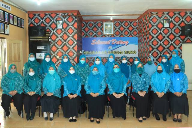 Ketua I Bidang Pembinaan Karakter Keluarga TP PKK Kota Banjarbaru Ermina Fujianti Wartono, didampingi Sekretaris PKK Kota Banjarbaru Dra Sri Lailana saat melakukan Pembinaan 10 Program Pokok PKK dalam rangka mendukung pelaksanaan peningkatan kualitas kelu