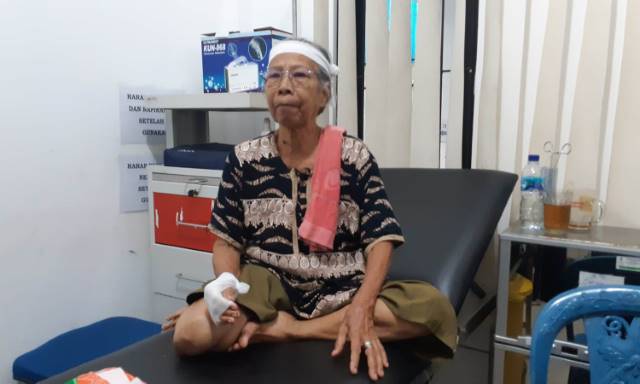 KORBAN: Masnah, 69 tahun, masih tak mengerti apa kesalahannya hingga dibacok sang tetangga.