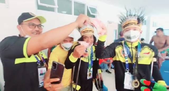 APRESIASI: Atenk, pelatih tim renang NPC Kalsel membagikan bonus secara spontan berupa uang tunai kepada paralimpian renang Kalsel yang sukses meraih medali di Peparnas XVI 2021 Papua.