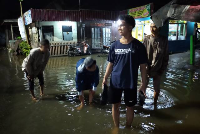 SAMPAI MATA KAKI: Beberapa malam terakhir, banjir rob melanda permukiman di Jafri Zamzam dan Kuin Utara. | FOTO: BPBD BANJARMASIN FOR RADAR BANJARMASIN