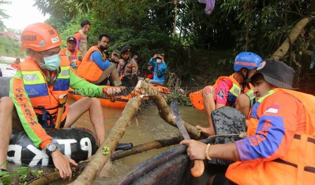 MITIGASI BENCANA: BPBD Tapin membersihkan sungai untuk menghindari banjir pertengahan Oktober tadi. Tapin salah satu daerah yang bersiap untuk darurat bencana. | Foto; DOK/RADAR BANJARMASIN
