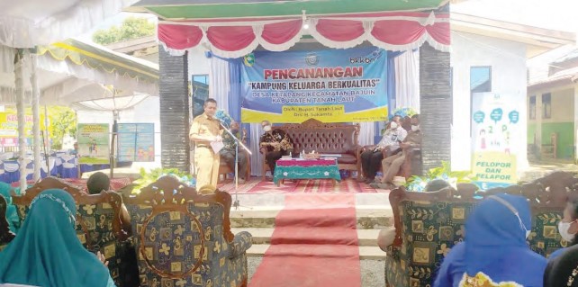 RESMIKAN: Asisten Bidang Perekonomian dan Pembangunan Setda Tala Akhmad Hairin membacakan sambutan Bupati Tala HM Sukamta pada acara pencanangan Desa Ketapang sebagai Kampung Keluarga Berkualitas.