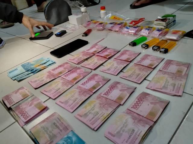 UANG TUNAI: Abah Alpi pelaku pengedar sabu-sabu di wilayah Landasan Ulin meraup keuntungan belasan juta rupiah dari bisnis haramnya.