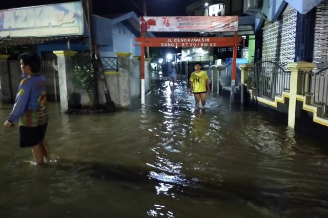TERENDAM: Beberapa malam terakhir permukiman di Jalan Jafri Zamzam terdampak fenomena pasang air sungai. | FOTO: BPBD FOR RADAR BANJARMASIN