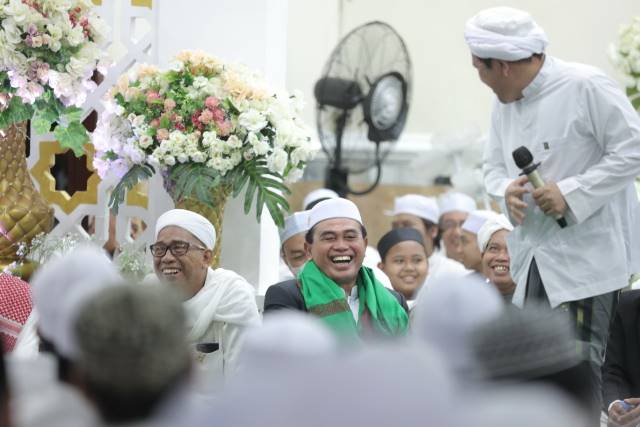 DAHSYAT: KH Zhofaruddin atau Guru Udin menyampaikan ceramah agama di Majelis Lailatul Jumat Masjid Darul Azhar Nurussalam, Kamis (11/11) malam.