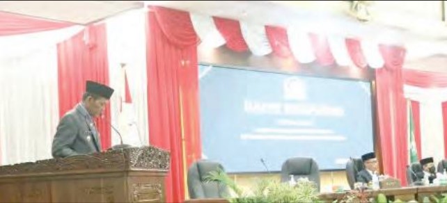 SAMPAIKAN: Bupati Tala HM Sukamta menyampaikan Raperda PBG dalam rapat paripurna di DPRD Tala.