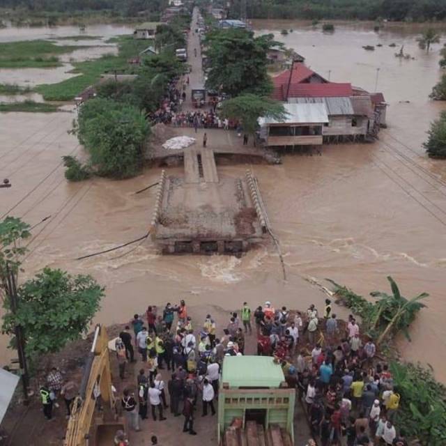 DAHSYAT: Warga menyaksikan air melewati Jembatan Salim di Astambul yang tergerus banjir pada 18 Januari 2021 silam. Banjir awal tahun 2021 adalah banjir terdahsyat dalam kajian Kementeria Kehutanan.
