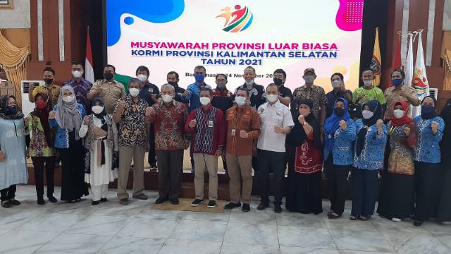 SUKSES: Ketua Umum KORMI Pusat, Hayono Isman berfoto bersama dengan perwakilan cabor tradisional dan rekreasi di momen Musprovlub KORMI Kalsel di Mahligai Pancasila, Ahad (14/11). Dalam agena tersebut, Gubernur Kalsel, H Sahbirin Noor terpilih secara akla