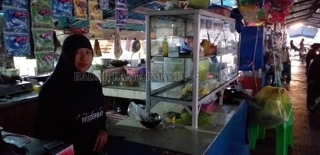 TETAP TERSENYUM: Rukani, Pedagang Bakso di Taman 10 Kompleks Pertamina EP Tanjung Field di Murung Pudak. | Foto: Ibnu Dwi Wahyudi/Radar Banjarmasin