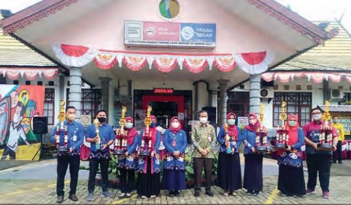 BERSAMA PEMENANG: Asisten Bidang Perekonomian dan Pembangunan Setda Tala Akhmad Haiti, bersama Kepala Dinkes Tala Nina Sandra berfoto bersama dengan peraih penghargaan dilHariKesehatan Nasional (HKN) ke-57.