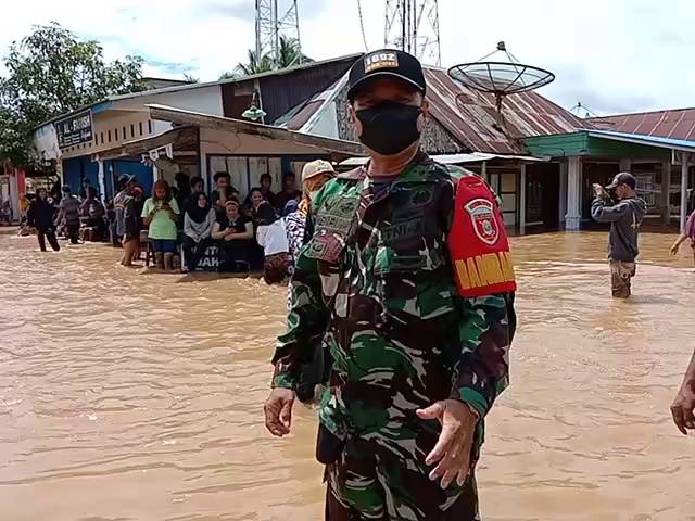BANJIR: Simpang 4 Desa Haruyan, Kecamatan Haruyan terendam banjir.
